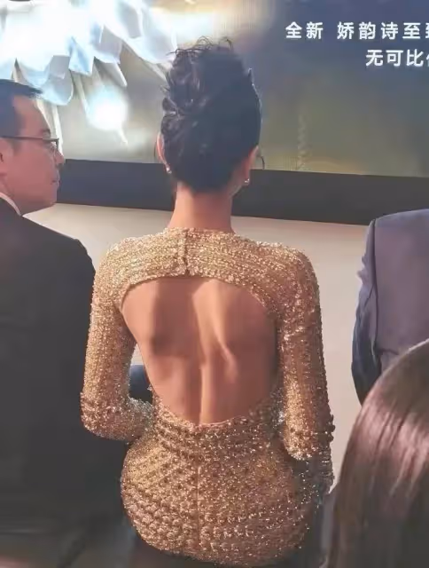 小S女兒封面照被群嘲,罵上熱搜,熱巴曬美背細腰,力破懷孕傳聞