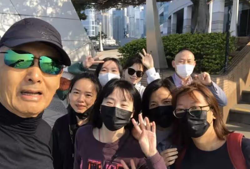 68歲周潤發罕見對路人發飆呵斥,與粉絲合影時表情扭曲十分不悅