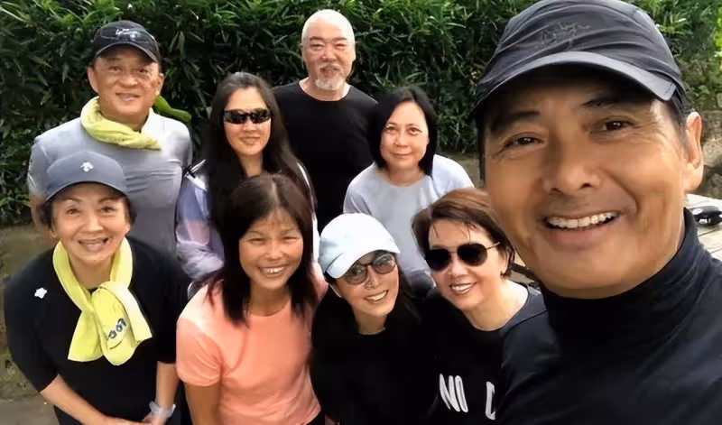68歲周潤發罕見對路人發飆呵斥,與粉絲合影時表情扭曲十分不悅