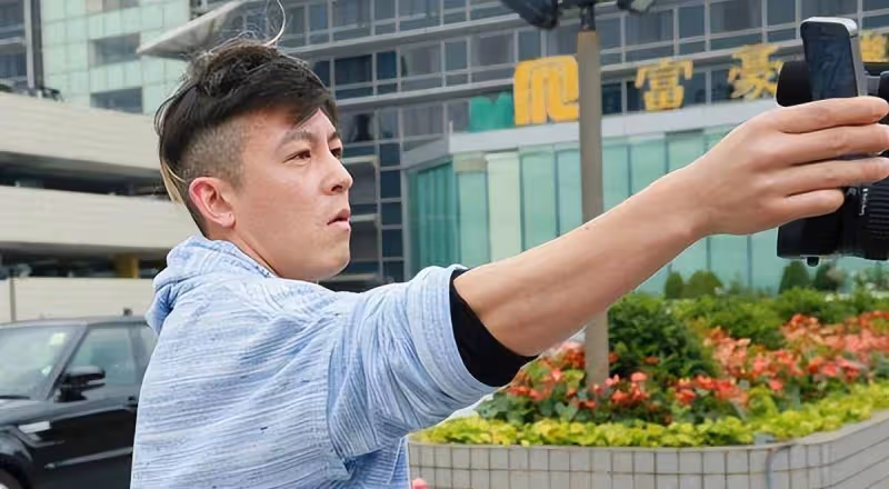 68歲周潤發罕見對路人發飆呵斥,與粉絲合影時表情扭曲十分不悅