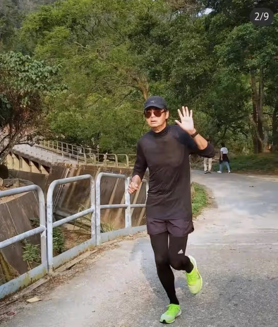 68歲周潤發罕見對路人發飆呵斥,與粉絲合影時表情扭曲十分不悅