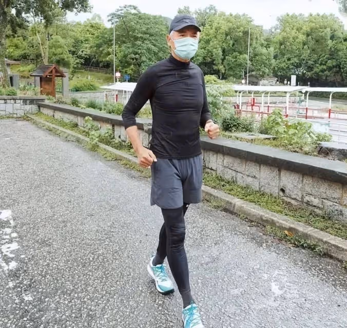 68歲周潤發罕見對路人發飆呵斥,與粉絲合影時表情扭曲十分不悅