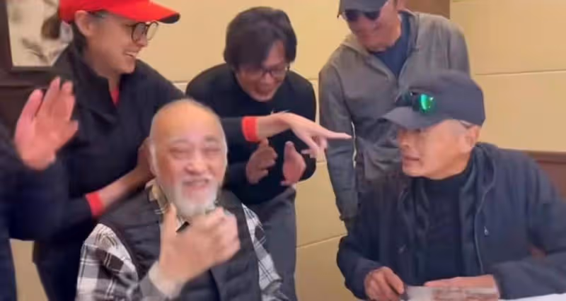 68歲周潤發罕見對路人發飆呵斥,與粉絲合影時表情扭曲十分不悅