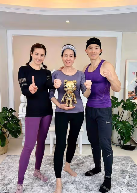 劉畊宏祝岳母66歲生日快樂,六十六歲這個身材,也太讓人羨慕了吧