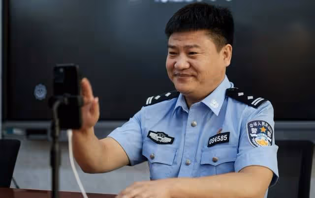 反詐警官老陳辭職當網紅年入133萬,捐84萬做公益,評論兩極分化