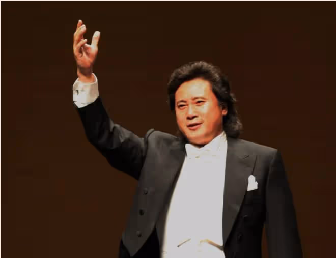 59歲歌唱家戴玉強遭網暴,母親後事他開心笑,將喪禮辦得像演唱會