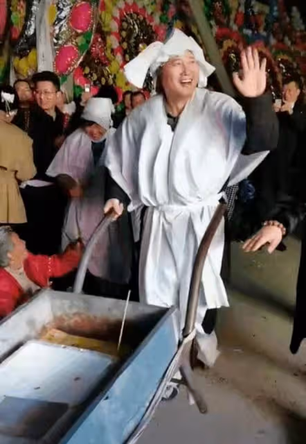 59歲歌唱家戴玉強遭網暴,母親後事他開心笑,將喪禮辦得像演唱會