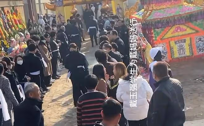 59歲歌唱家戴玉強遭網暴,母親後事他開心笑,將喪禮辦得像演唱會