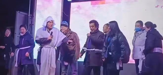 59歲歌唱家戴玉強遭網暴,母親後事他開心笑,將喪禮辦得像演唱會