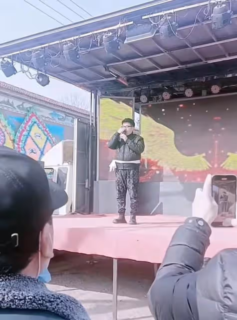 59歲歌唱家戴玉強遭網暴,母親後事他開心笑,將喪禮辦得像演唱會