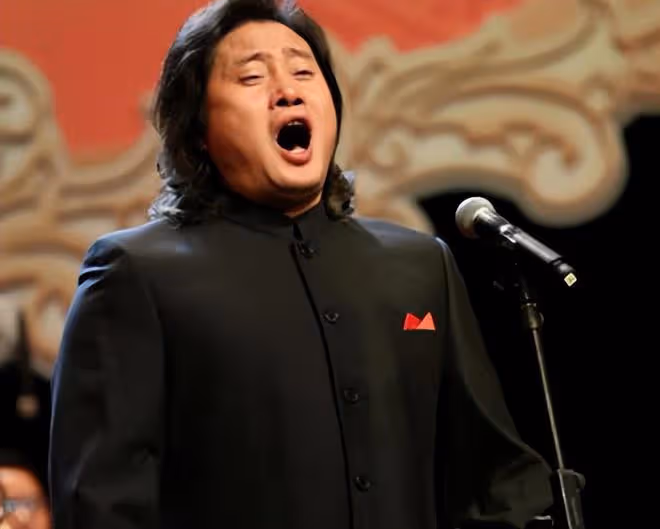 59歲歌唱家戴玉強遭網暴,母親後事他開心笑,將喪禮辦得像演唱會