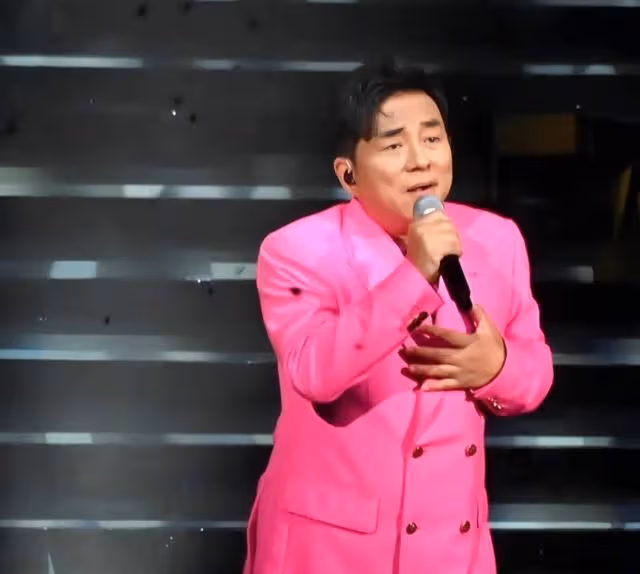 香港知名男星全面復出!出道40年開演唱會,娶富婆妻子老來得女