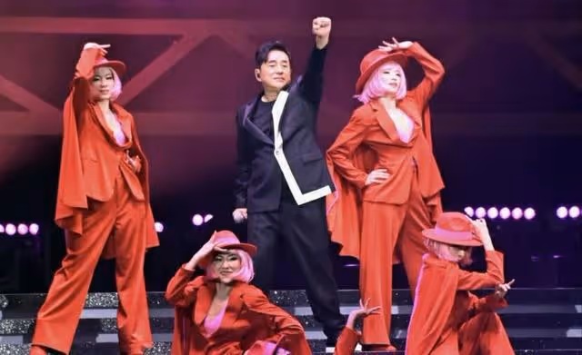 香港知名男星全面復出!出道40年開演唱會,娶富婆妻子老來得女