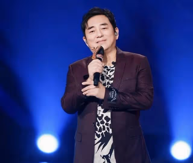 香港知名男星全面復出!出道40年開演唱會,娶富婆妻子老來得女