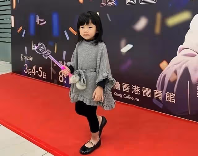 香港知名男星全面復出!出道40年開演唱會,娶富婆妻子老來得女