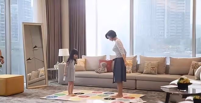 朱茵黃貫中現狀曝光:住深山殘屋,開97年舊車,活成娛樂圈李子柒
