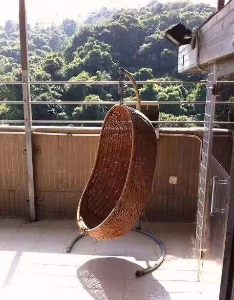 朱茵黃貫中現狀曝光:住深山殘屋,開97年舊車,活成娛樂圈李子柒