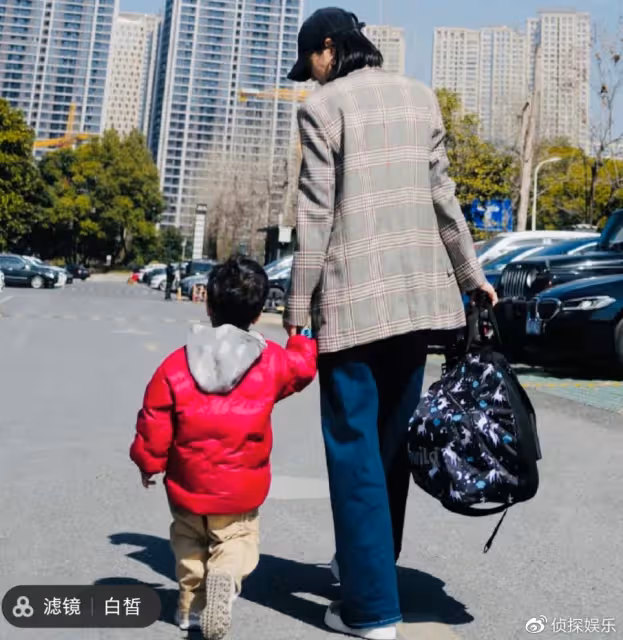 朱丹曬與二胎兒子合照，二寶首露正臉顏值高，和爸爸周一圍長超像