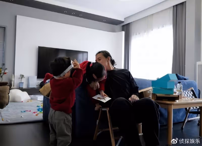 朱丹曬與二胎兒子合照,二寶首露正臉顏值高,和爸爸周一圍長超像