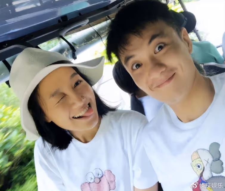 朱丹曬與二胎兒子合照,二寶首露正臉顏值高,和爸爸周一圍長超像