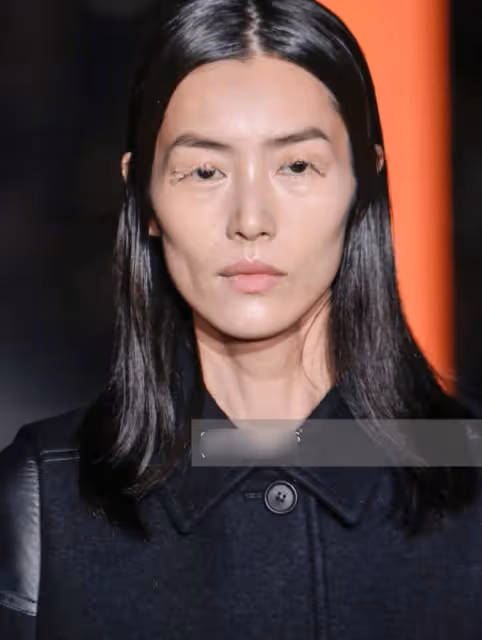 眯眯眼故意醜化中國人，兩根帶子遮體不尊重女性，劉雯真的好看嗎
