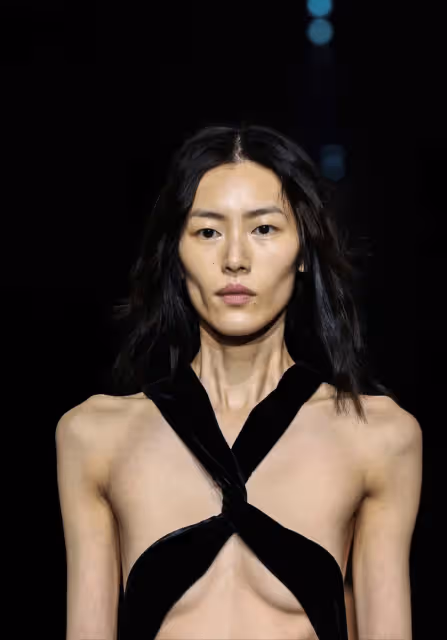 眯眯眼故意醜化中國人，兩根帶子遮體不尊重女性，劉雯真的好看嗎