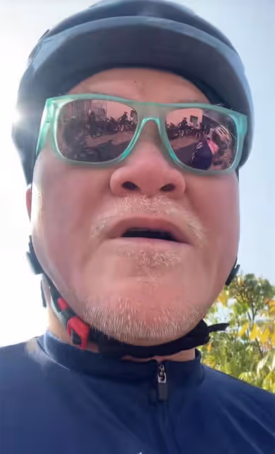 69歲港星現身惠州,與年輕人參加100公里騎行,穿山越嶺累到臉紅