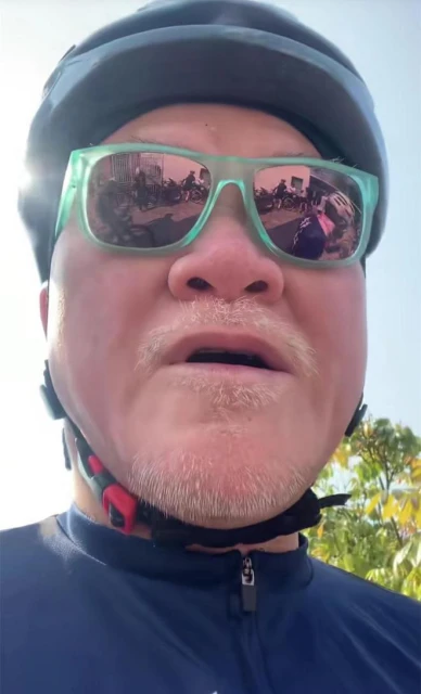 69歲港星現身惠州,與年輕人參加100公里騎行,穿山越嶺累到臉紅