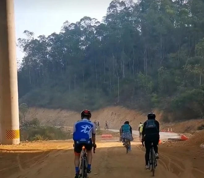 69歲港星現身惠州,與年輕人參加100公里騎行,穿山越嶺累到臉紅
