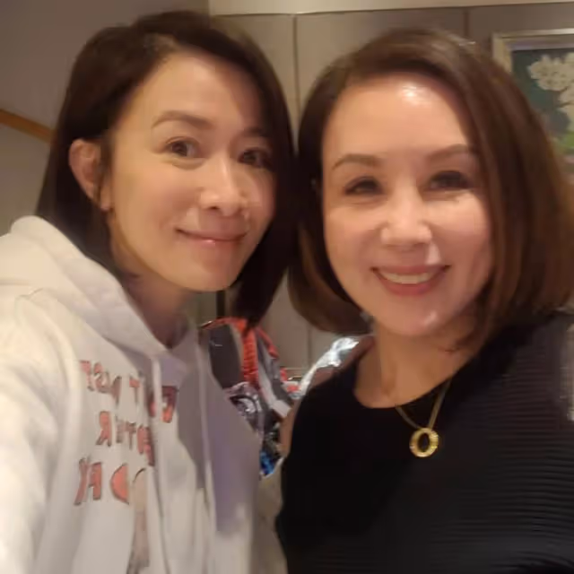 佘詩曼宴請一眾老戲骨，佘母下廚做一桌硬菜招待，豪宅內景曝光