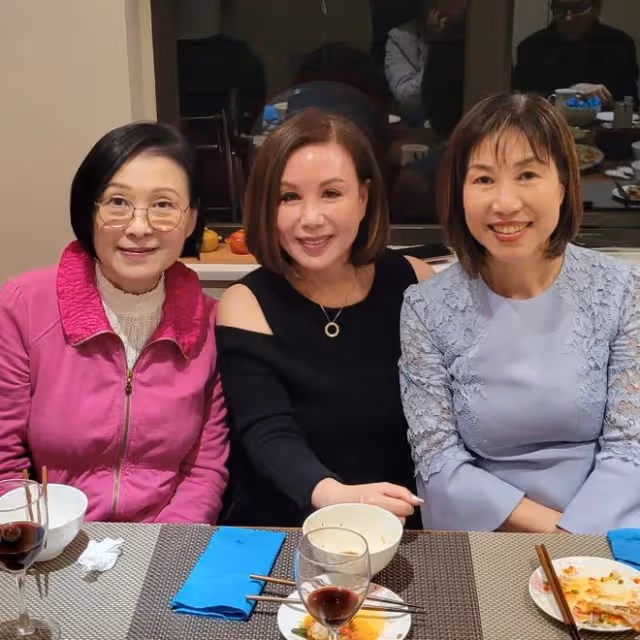 佘詩曼宴請一眾老戲骨，佘母下廚做一桌硬菜招待，豪宅內景曝光