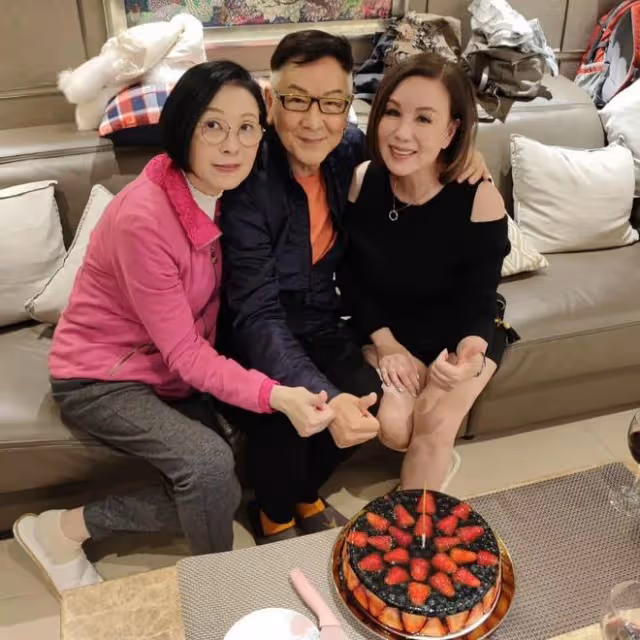 佘詩曼宴請一眾老戲骨，佘母下廚做一桌硬菜招待，豪宅內景曝光