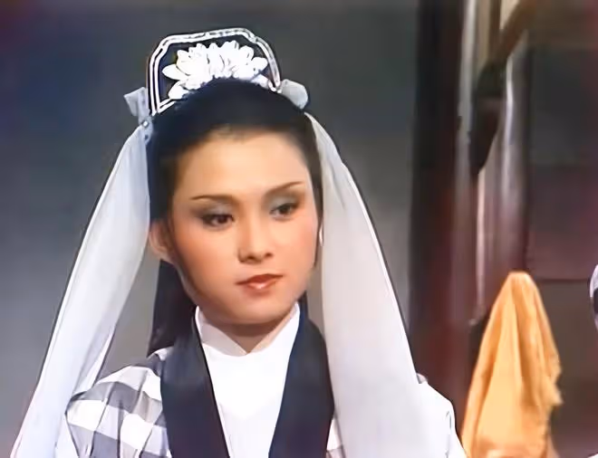 佘詩曼宴請一眾老戲骨，佘母下廚做一桌硬菜招待，豪宅內景曝光