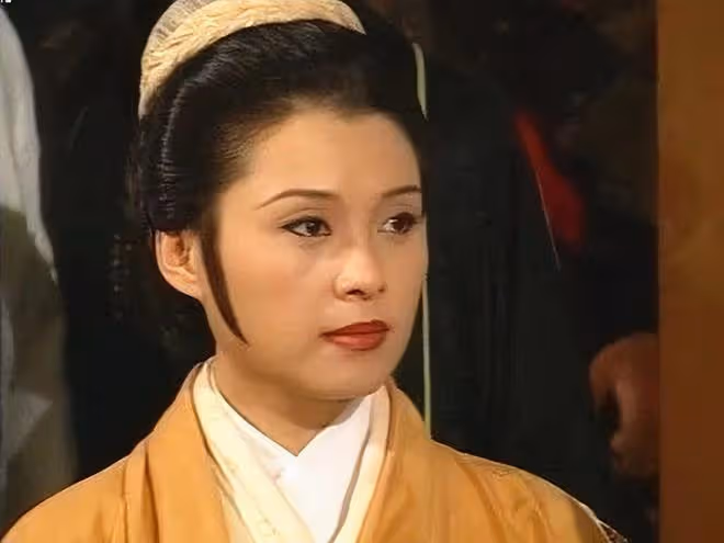 佘詩曼宴請一眾老戲骨，佘母下廚做一桌硬菜招待，豪宅內景曝光