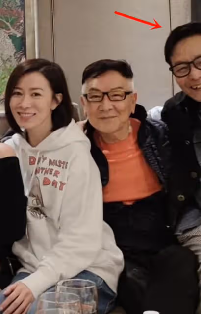 佘詩曼宴請一眾老戲骨，佘母下廚做一桌硬菜招待，豪宅內景曝光