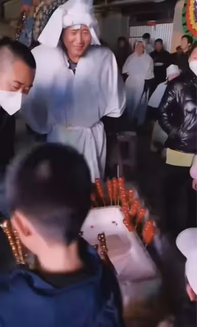 戴玉強母親去世,他回老家奔喪全程喜笑顏開,還在家門口搭戲台
