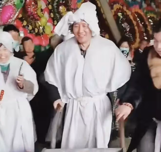 戴玉強母親去世,他回老家奔喪全程喜笑顏開,還在家門口搭戲台