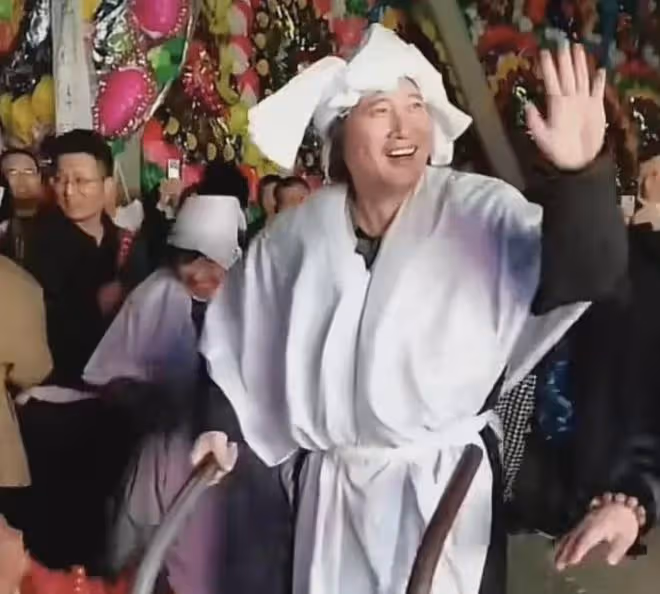 戴玉強母親去世,他回老家奔喪全程喜笑顏開,還在家門口搭戲台