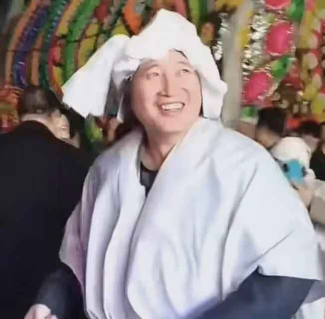 戴玉強母親去世,他回老家奔喪全程喜笑顏開,還在家門口搭戲台