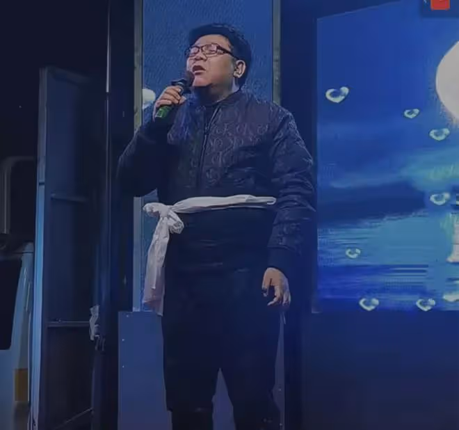 戴玉強母親去世,他回老家奔喪全程喜笑顏開,還在家門口搭戲台