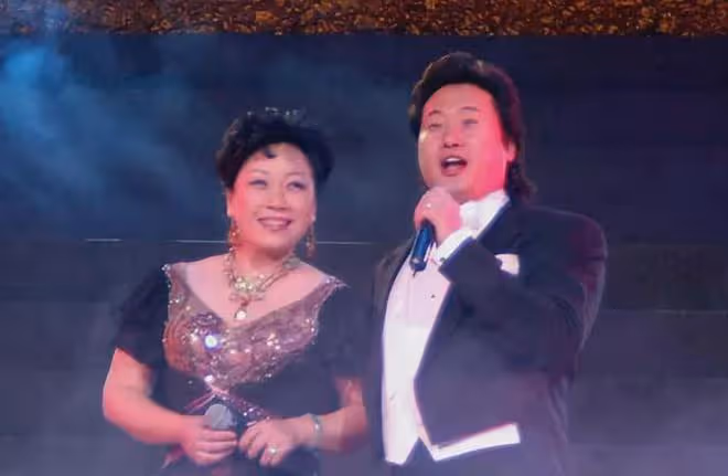 戴玉強母親去世,他回老家奔喪全程喜笑顏開,還在家門口搭戲台