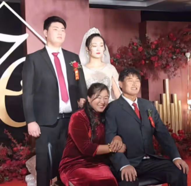大衣哥前兒媳陳亞男再婚?男方帥過朱小偉,畫風卻像p圖
