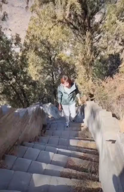 46歲歐陽夏丹：近況曝光，爬山一路小跑狀態很不錯，現在還是單身