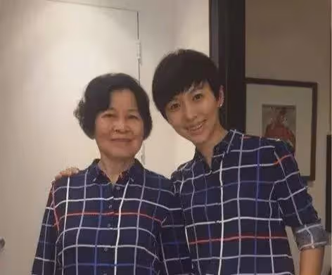 46歲歐陽夏丹:近況曝光,爬山一路小跑狀態很不錯,現在還是單身