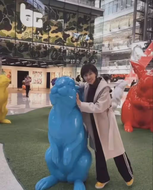 46歲歐陽夏丹:近況曝光,爬山一路小跑狀態很不錯,現在還是單身