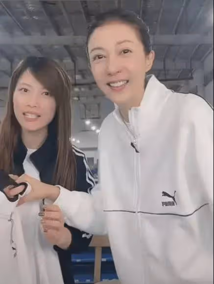 49歲吳綺莉工廠帶貨,被贊活出自我,女兒現狀淒涼,領救助金生活
