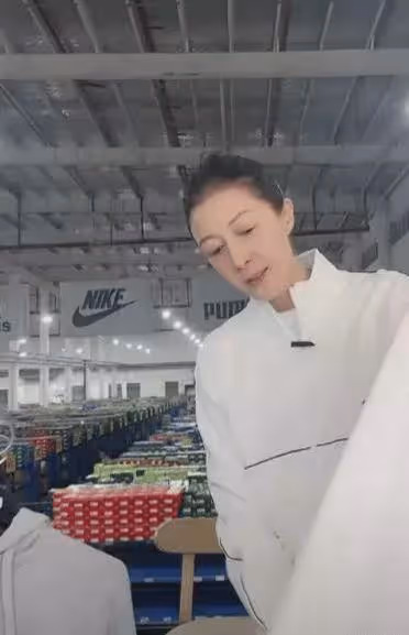 49歲吳綺莉工廠帶貨,被贊活出自我,女兒現狀淒涼,領救助金生活