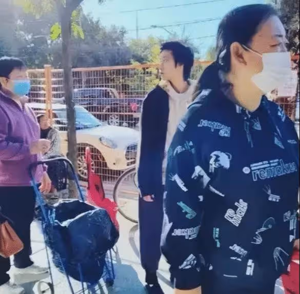 49歲吳綺莉工廠帶貨,被贊活出自我,女兒現狀淒涼,領救助金生活