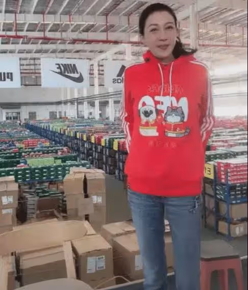 49歲吳綺莉工廠帶貨,被贊活出自我,女兒現狀淒涼,領救助金生活