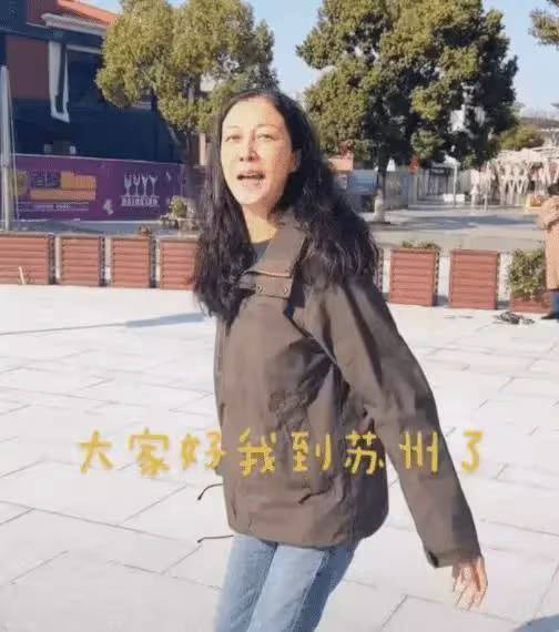 49歲吳綺莉工廠帶貨,被贊活出自我,女兒現狀淒涼,領救助金生活